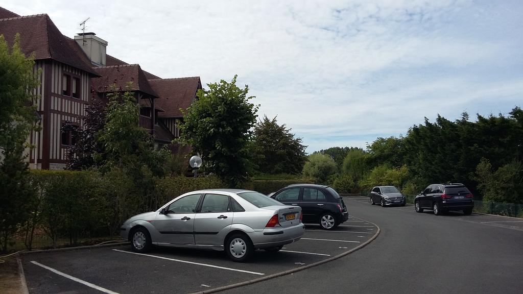 Les Manoirs Lägenhet Deauville Exteriör bild