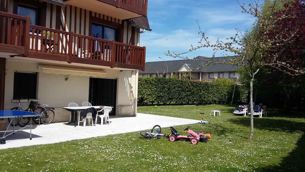 Les Manoirs Lägenhet Deauville Exteriör bild